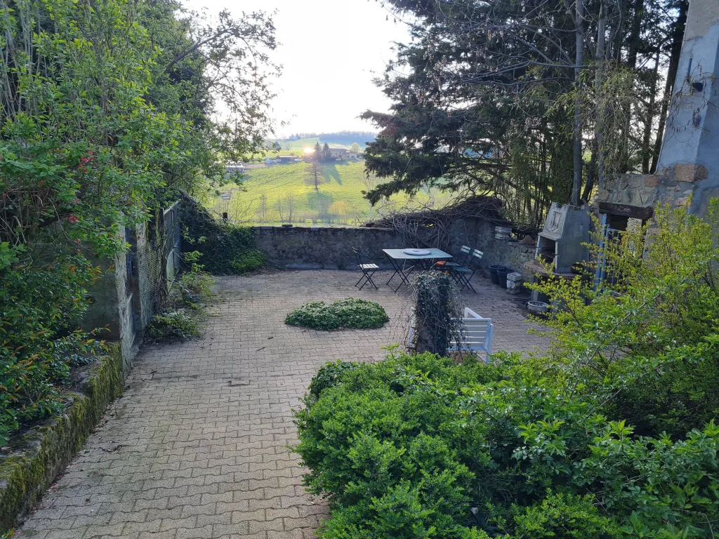 Cour intérieure — verdure et pierres