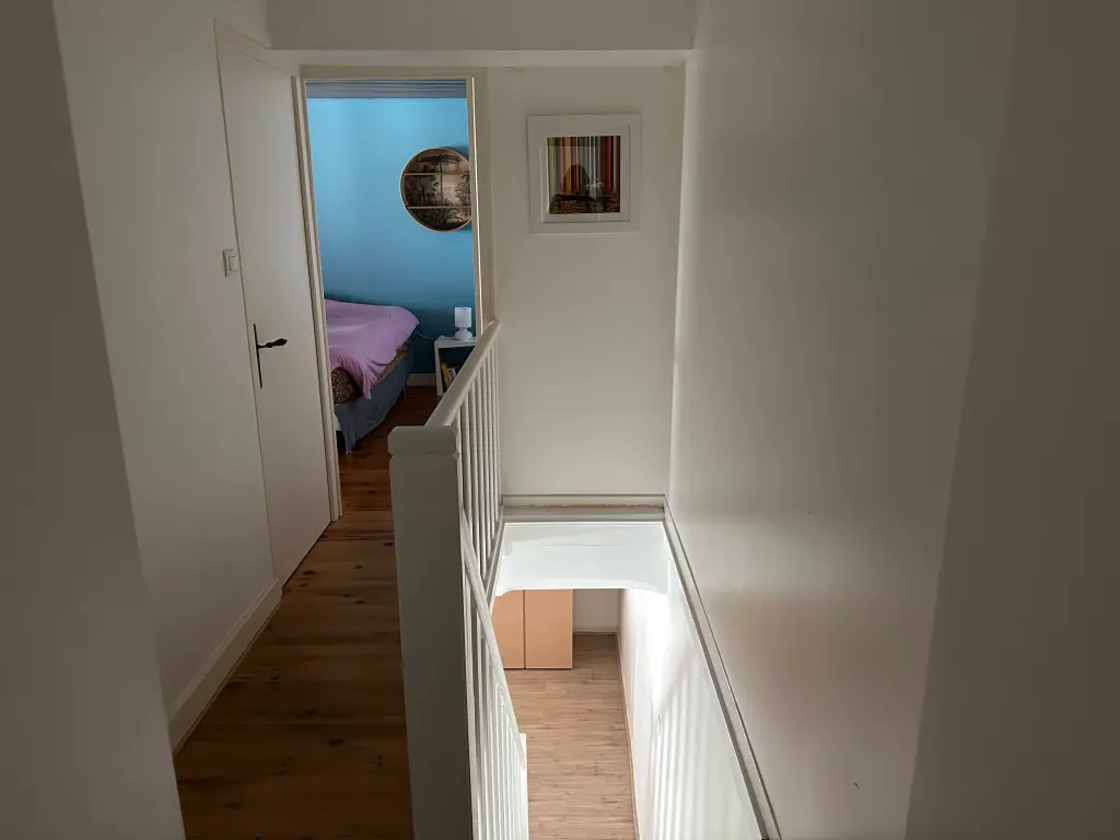 Première chambre — vue sur la cour
