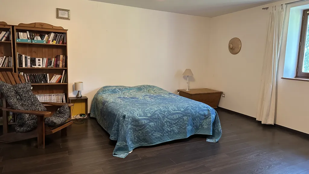 Chambre zen avec lit et bibliothèque