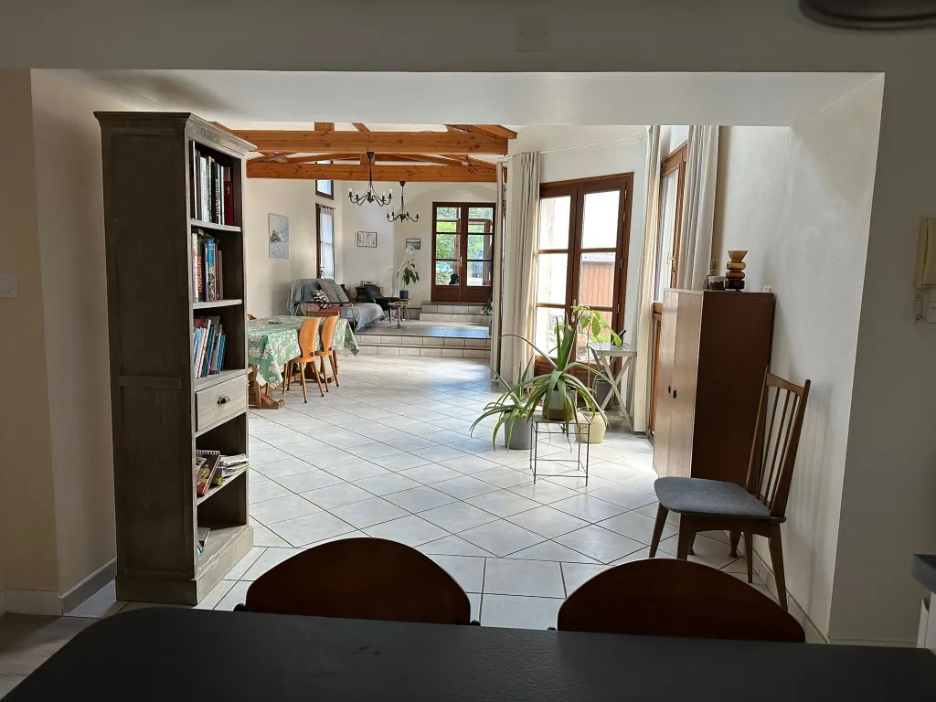 Vue de la cuisine sur la pièce de vie