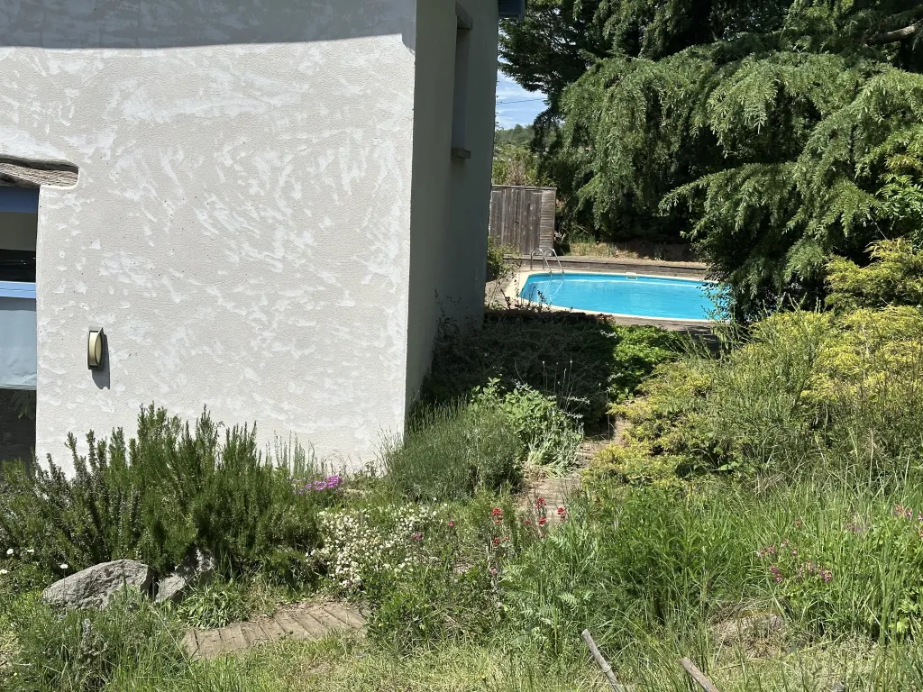 Vue de la piscine et de la maison