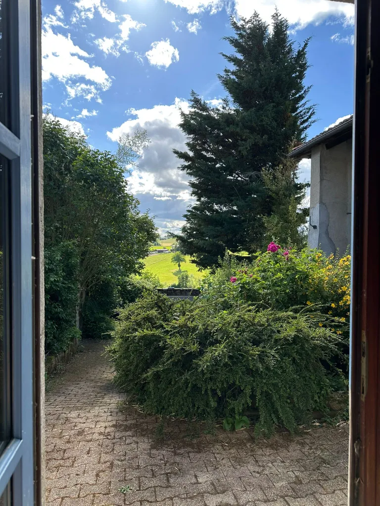 Vue du séjour vers la cour intérieure
