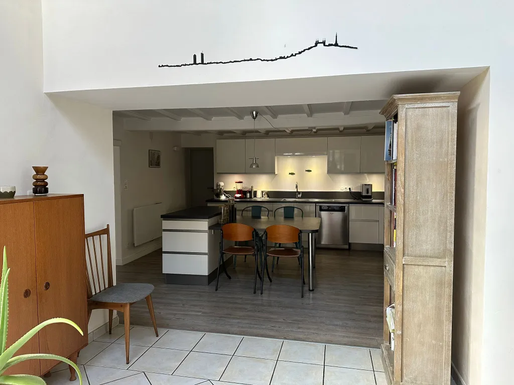 Vue de la pièce de vie sur la cuisine